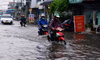 TPHCM mưa như trút gây ngập nặng, xe chết máy hàng loạt