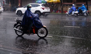 TPHCM trưa nắng gắt, chiều mưa dông trái mùa