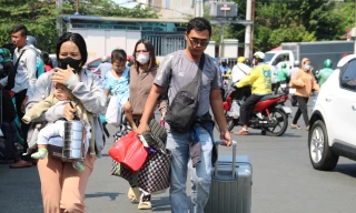 Người dân lỉnh kỉnh đồ đạc rời TPHCM về quê nghỉ lễ giỗ Tổ