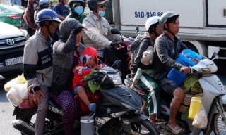 Người dân nô nức trở lại TPHCM ngày mùng 5 Tết Nguyên đán