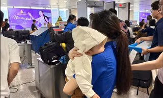 'Áo xanh' tình nguyện trông giữ trẻ, xuyên đêm hỗ trợ hành khách tại sân bay Tân Sơn Nhất ngày 27 Tết 