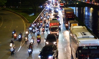 Xe cộ xếp hàng cửa ngõ TPHCM trong chiều tối trước kỳ nghỉ giỗ Tổ 