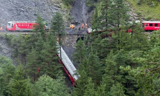 Con tàu bị gãy đôi, toa tàu lủng liểng ở vách núi cao