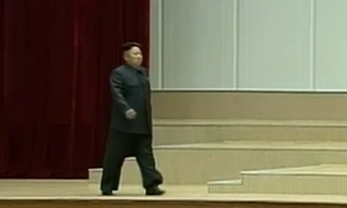 Hình ảnh ông Kim Jong Un bước tập tễnh trên sân khấu hôm nay, 8/7.