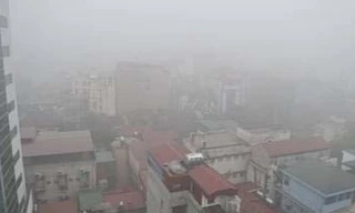  Hà Nội bị sương mù, mưa phùn bao phủ. Trong ảnh: một góc phố Nguyễn Du