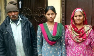 Manju Dharra cùng bố mẹ của mình 