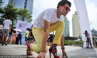 Quý ông thi chạy trên giày cao gót