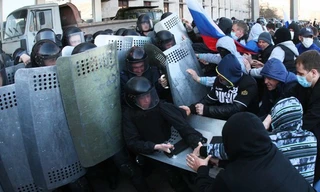 Cảnh đụng độ giữa cảnh sát và người biểu tình ở miền đông Ukraine