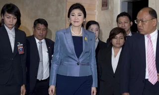 Thủ tướng Thái Lan Yingluck Shinawatra trước cửa Tòa án Hiến pháp ở Bangkok