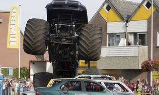 Chiếc xe tải khổng lồ bất ngờ lao vào đám đông