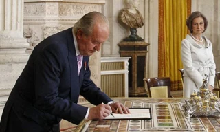 Vua Juan Carlos kí vào văn bản thoái vị, nhường ngôi cho thái tử Felipe