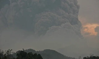 Núi lửa Kelud phun trào nhìn từ làng Mbalak, Blitar, Đông Java, Indonesia 