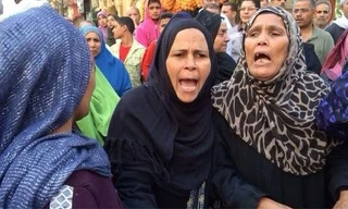 Người thân của bị cáo bên ngoài tòa án của Ai Cập