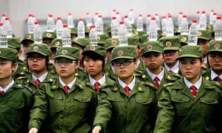 Các sinh viên của trường Học viện Quản lý Công nghiệp Hàng không Trịnh Châu phải đội chai nước khi tập quân sự.