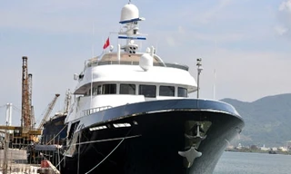 Siêu du thuyền Dorothea III đang đậu trên sông Hàn 