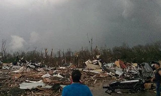 Khung cảnh hoang tàn sau lốc xoáy ở Mayflower, Arkansas.