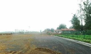 Một đường cao tốc xây dựng bất hợp pháp bị phủ dưới lớp bùn đất ở Giang Tô, Trung Quốc