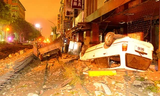 Ô tô bị hất tung, mặt đường bị xé nát vì nổ gas