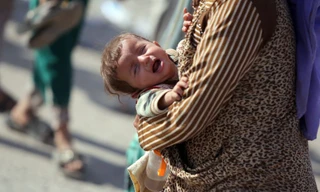 Đứa trẻ quấy khóc vì đói, khát