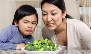 Hàng trăm học sinh ngộ độc vì ăn tối ở trường