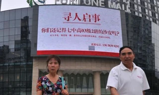 Biển quảng cáo kêu gọi họp lớp.