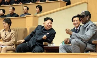Cựu ngôi sao bóng rổ Dennis Rodman (phải) trò chuyên thân mật với ông Kim Jong Un ở Bình Nhưỡng hồi tháng 1 năm nay