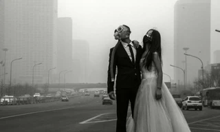Đeo mặt nạ chống độc để... chụp ảnh cưới