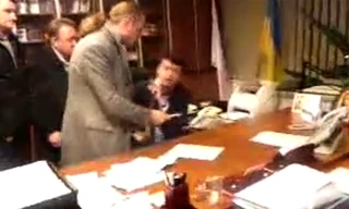 Ông Aleksandr Panteleymonov (ngoài cùng bên phải), Giám đốc Điều hành NTU bị nhóm người xông vào đánh đập, ép viết đơn từ chức