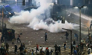 Cảnh bạo loạn ở Buenos Aires, Argentina sau khi đội tuyển nước này thua Đức 1-0.