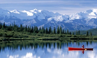 Alaska có thời tiết giá lạnh, những ngọn núi bị tuyết trắng bao phủ quanh năm. Ảnh: Walls-world.