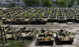 Bạt ngàn xe tăng Ukraine bỏ hoang giữa lúc nguy biến
