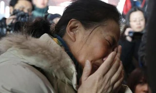 Một người phụ nữ lớn tuổi òa khóc tại Sân bay Quốc tế Bắc Kinh, Trung Quốc khi nghe tin máy bay mất tích