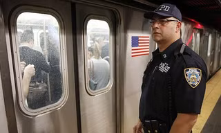 Một cảnh sát tại ga tàu điện ngầm ở New York, Mỹ
