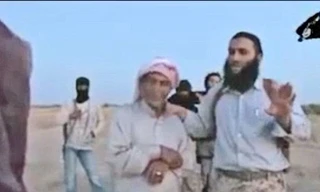 Cha cô gái (bên trái) cùng tay súng IS