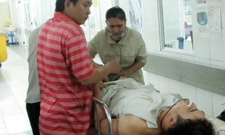 Tú được đưa vào bệnh viện cấp cứu. Ảnh: V.N.