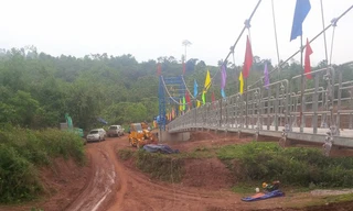 Có cầu mới, cô trò ở Sam Lang không phải chui túi ni-lông qua suối.