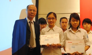 Ông Nguyễn Minh Hải với những học sinh nhận học bổng. 