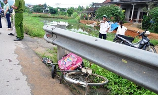  Chiếc xe đạp và hai học sinh bị ô tô hất văng xa 10 mét, va mạnh vào tường hộ lan Quốc lộ 1A. 