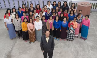 Ông Zionnghaka Channa cùng các bà vợ