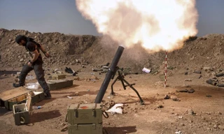 Một dân quân Iraq thuộc lực lượng Saraya al-Salam (Lữ đoàn Hòa bình) do giáo sỹ Hồi giáo dòng Shiite Moqtada al-Sadr thành lập bắn đạn pháo trong cuộc đụng độ với các chiến binh của Nhà nước Hồi giáo tự xưng ở Tuz Khurmatu, tỉnh Salaheddin hôm 31/8.