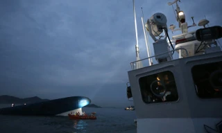 Đội cứu hộ gần phà Sewol bị đắm