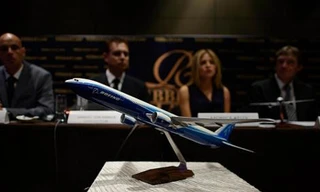 Một mẫu máy bay Boeing 777-200 được trưng bày trong cuộc họp báo của công ty luật Ribbeck tại Kuala Lumpur ngày 26/3. 