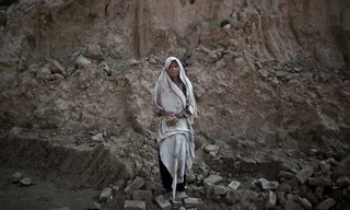 Phận đời những phụ nữ quanh năm đóng gạch