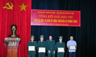 BCH Biên phòng tỉnh đã trao kỷ niệm chương “Vì chủ quyền biên giới” cho 10 nhà báo đang hoạt động trên địa bàn tỉnh