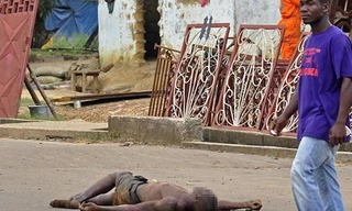 Xác nạn nhân dịch Ebola nằm trên đường 