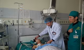 Bệnh nhân Hòa đã tỉnh táo và đang được các bác sỹ chăm sóc. 