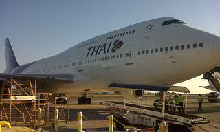 Chiếc máy bay của hãng hàng không Thai Airways phải hạ cánh khẩn cấp xuống Bali vì vỡ kính buồng lái