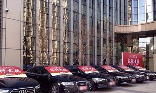 Thưởng Tết: Xe hơi, vàng miếng, và... quan tài