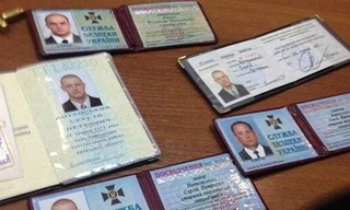  "Tang vật" thu được từ ba đặc vụ Alpha của Ukraine bị bắt ở Gorlovka (Nguồn: RT) 