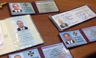  "Tang vật" thu được từ ba đặc vụ Alpha của Ukraine bị bắt ở Gorlovka (Nguồn: RT) 